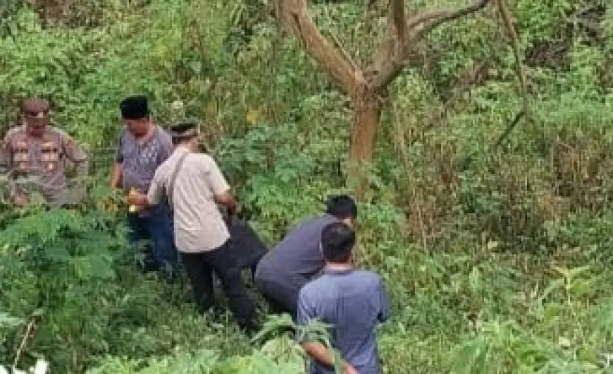 Polisi bersama sejumlah saksi saat mendatangi TKP temuan potongan kaki manusia di Sendi, Kecamatan Pacet. (Ist
