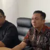 Perwakilan kuasa hukum keluarga Iko Juliant Junior, Naufal Sebastian (kiri) bersama Wakil Ketua LPSK, Wawan Fa