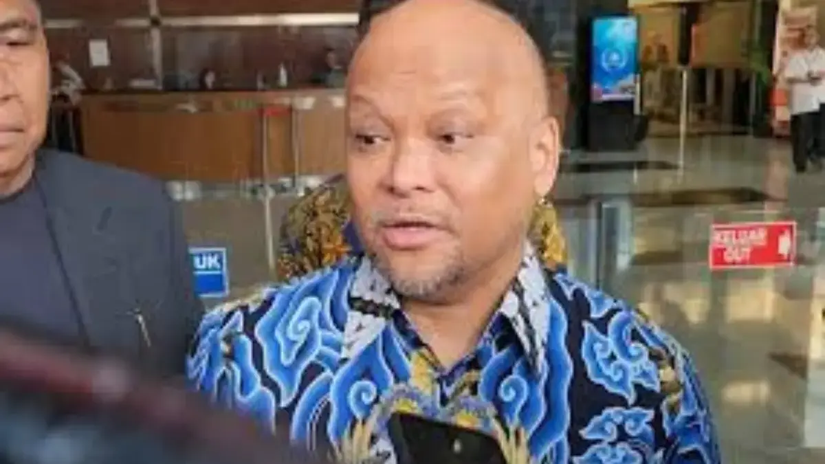 Putra sulung almarhum Presiden ke-3 RI B.J. Habibie, Ilham Akbar Habibie usai diperiksa KPK, di Gedung Merah P