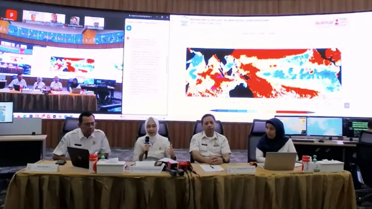 Kepala BMKG, Dwikorita Karnawati (kedua kiri) saat jumpa pers Prakiraan Musim Hujan 2025/2026 dan Update Kondi