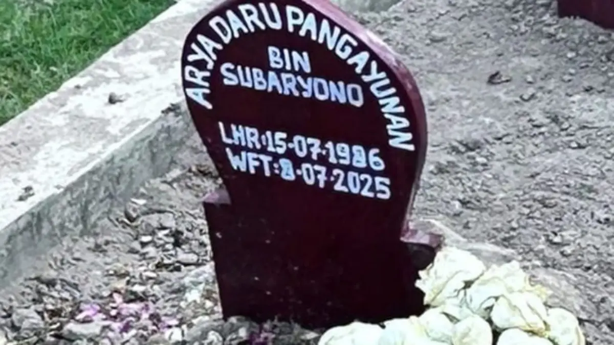 Kuburan yang diacak-acak oleh orang misterius dan diletakkan kembang putih diatasnya pada Minggu, (27/7/2025).