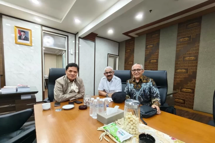 Kuasa hukum keluarga mendiang Arya Daru Pangayunan (ADP) melayangkan surat permohonan Rapat Dengar Pendapat (R