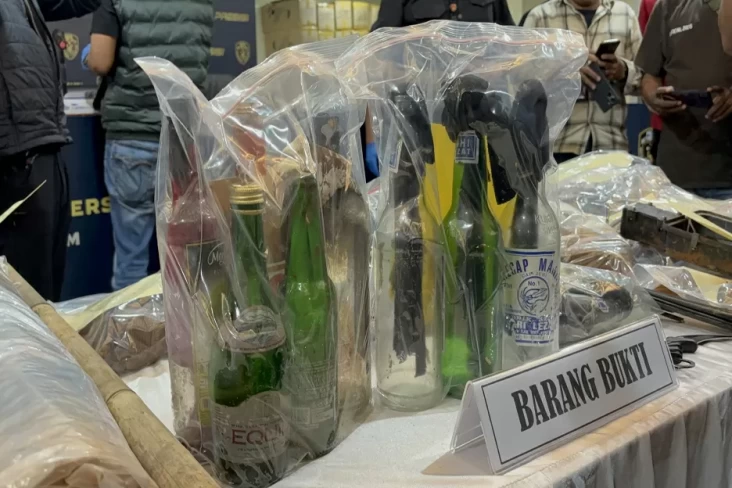 Polda Metro Jaya menampilkan sejumlah barang bukti dari aksi demo ricuh di Jakarta sejak 25-30 Agustus 2025. B