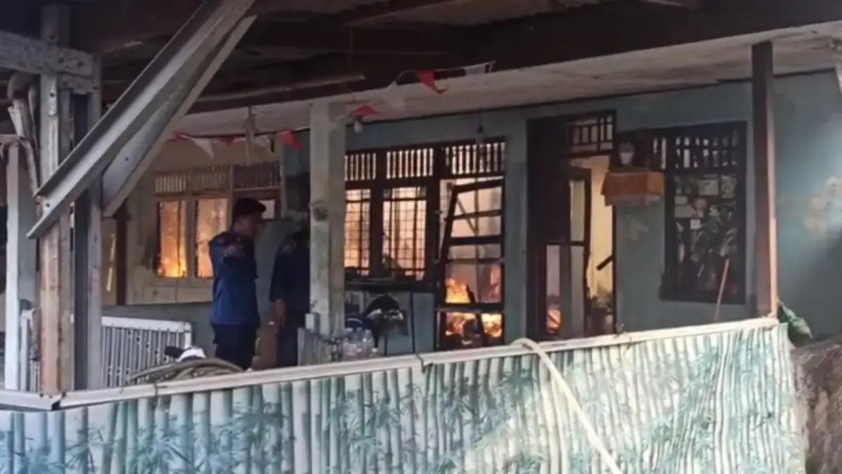 Penampakan kobaran api menghanguskan asrama Polri di Serpong, Tangerang Selatan. (dok. Istimewa)