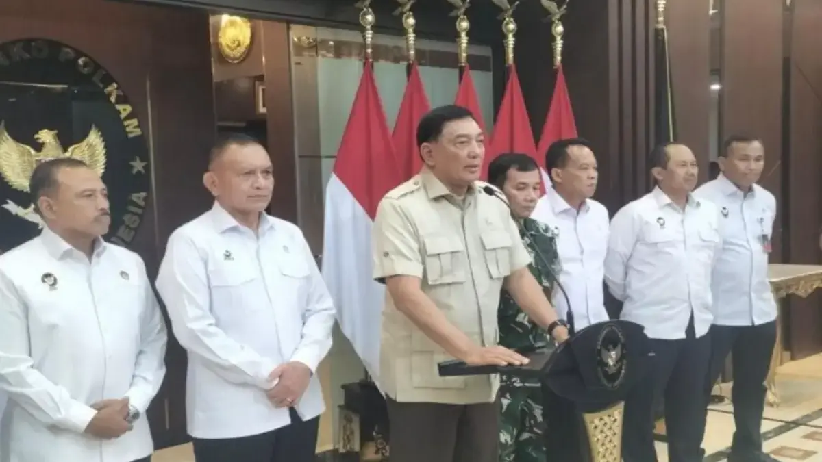 Menteri Koordinator Bidang Politik dan Keamanan (Menko Polkam) ad interim Sjafrie Sjamsoeddin meminta semua de