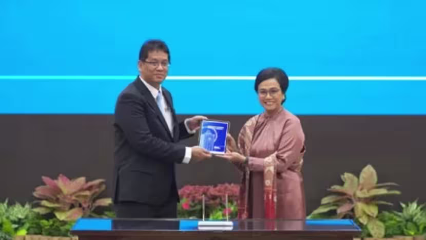 Sri Mulyani Indrawati menyerahkan memo jabatan kepada penerusnya, Purbaya Yudhi Sadewa, dalam acara serah teri