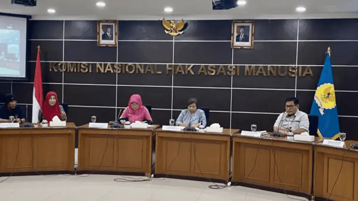 Komnas HAM: 10 Orang Korban Meninggal Dunia Dampak Demonstrasi Sejak 25 hingga 31 Agustus, Berakhir Anarkis Ketua Komnas HAM Anis Hidayah (kedua kanan) menyampaikan keterangan kepada pers di Kantor Komnas HAM, Jakarta,