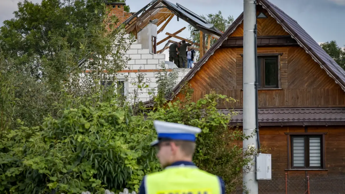 Polisi dan militer Polandia pada hari Rabu memeriksa kerusakan pada sebuah rumah dari puing-puing drone yang d