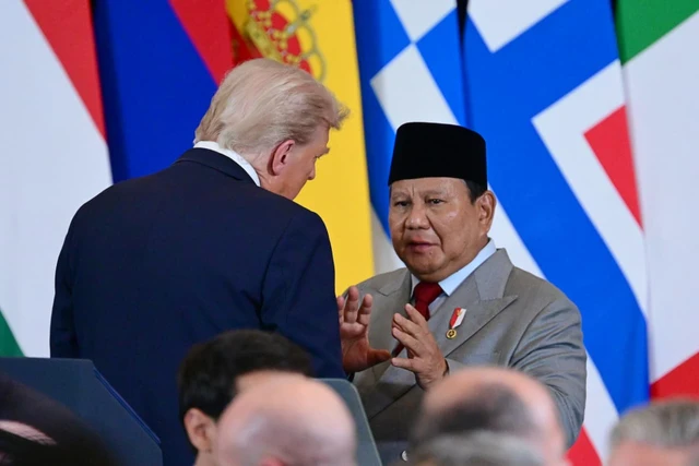 Presiden Amerika Donald Trump berbincang dengan Presiden Republik Indonesia Prabowo Subianto saat KTT Perdamai