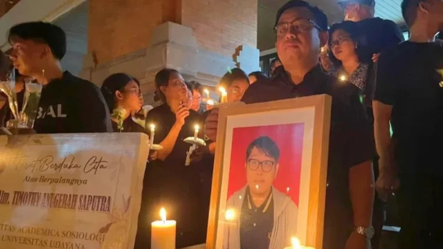 Mahasiswa dan alumni Fakultas Ilmu Sosial dan Ilmu Politik Universitas Udayana menggelar Renungan Malam untuk