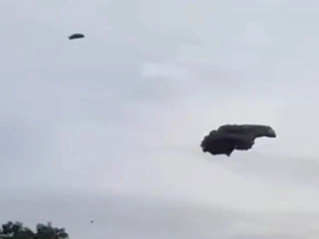 Busa hitam terbang di kawasan Patokbeusi Subang, diduga limbah pabrik. Foto: Dok. Istimewa