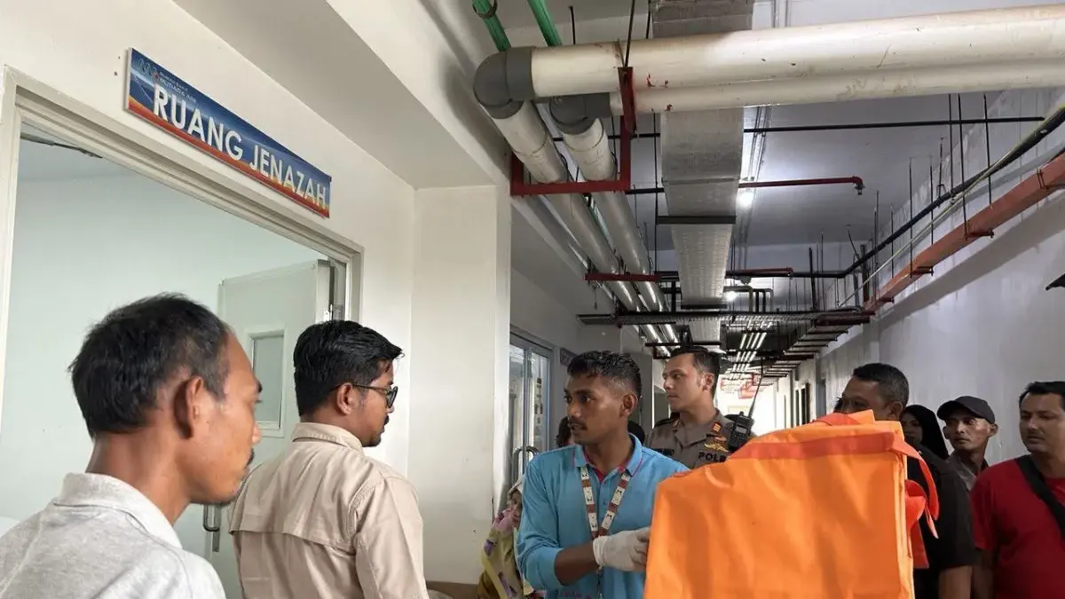 Petugas kamar mayat RS Mutiara Aini Batam menyiapkan kantong jenazah untuk evakuasi korban kebakaran kapal MT