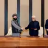 Menteri Pertahanan Afghanistan Mullah Muhammad Yaqoob (tengah kiri) berjabat tangan dengan Menteri Pertahanan