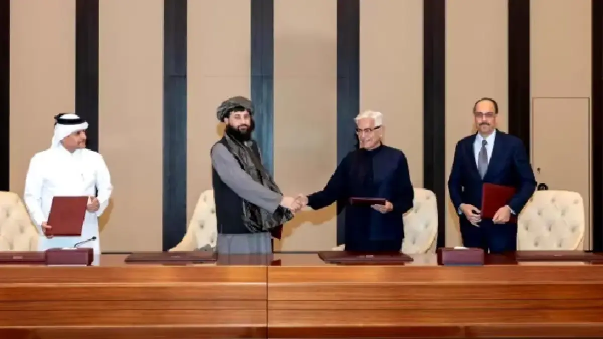 Menteri Pertahanan Afghanistan Mullah Muhammad Yaqoob (tengah kiri) berjabat tangan dengan Menteri Pertahanan