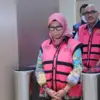 Tersangka SW (Sri Wahyuningsih) dan MUL (Mulyatsyah) di Gedung Jampidsus Kejaksaan Agung, Jakarta Selatan, usa