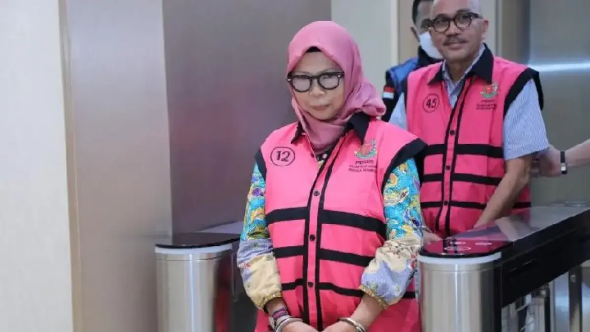 Tersangka SW (Sri Wahyuningsih) dan MUL (Mulyatsyah) di Gedung Jampidsus Kejaksaan Agung, Jakarta Selatan, usa