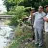 Ketua DPRD Kota Cirebon Andrie Sulistio saat meninjau langsung proses pengambilan sampel sedimentasi di sepanj