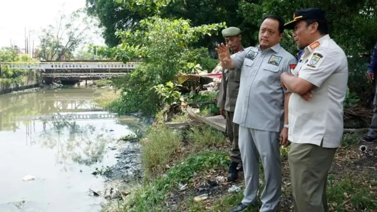 Ketua DPRD Kota Cirebon Andrie Sulistio saat meninjau langsung proses pengambilan sampel sedimentasi di sepanj