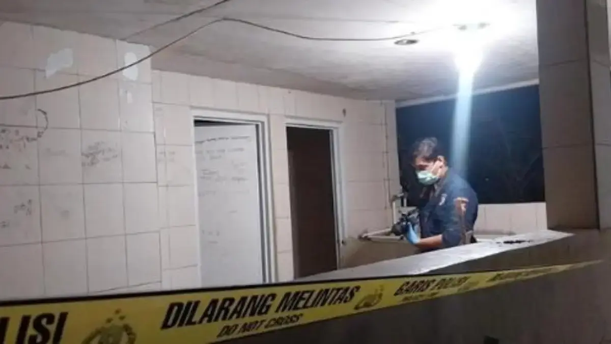 Polisi olah TKP di toilet masjid Desa Sadasari, Kecamatan Argapura, Majalengka, tempat bocah 11 tahun ditemuka