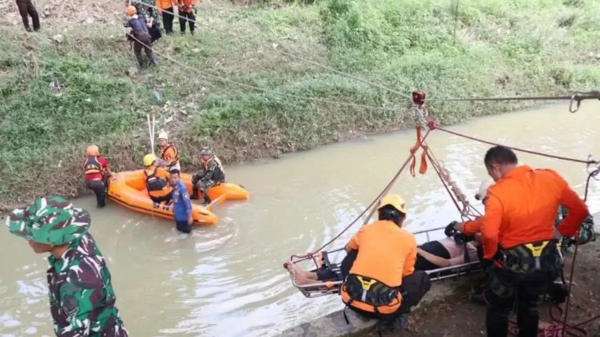 Suasana Gladi Kesiapsiagaan Penanggulangan Bencana Banjir yang digelar di Lapangan Kebon Pelok Kota Cirebon. (