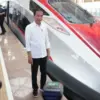 Momen Joko Widodo alias Jokowi menjajal naik Kereta Cepat Jakarta-Bandung. (Foto: Dokumentasi KAI)