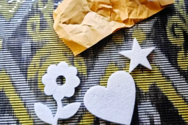 pihak keluarga mendapatkan amplop yang berisi styrofoam bunga Kamboja, hati dan bintang usai menggelar tahlila