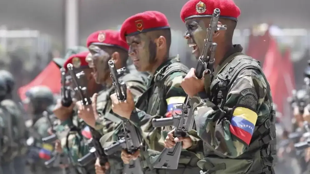 Tentara Venezuela berbaris dalam parade hari kemerdekaan di Caracas. (Foto oleh AP)