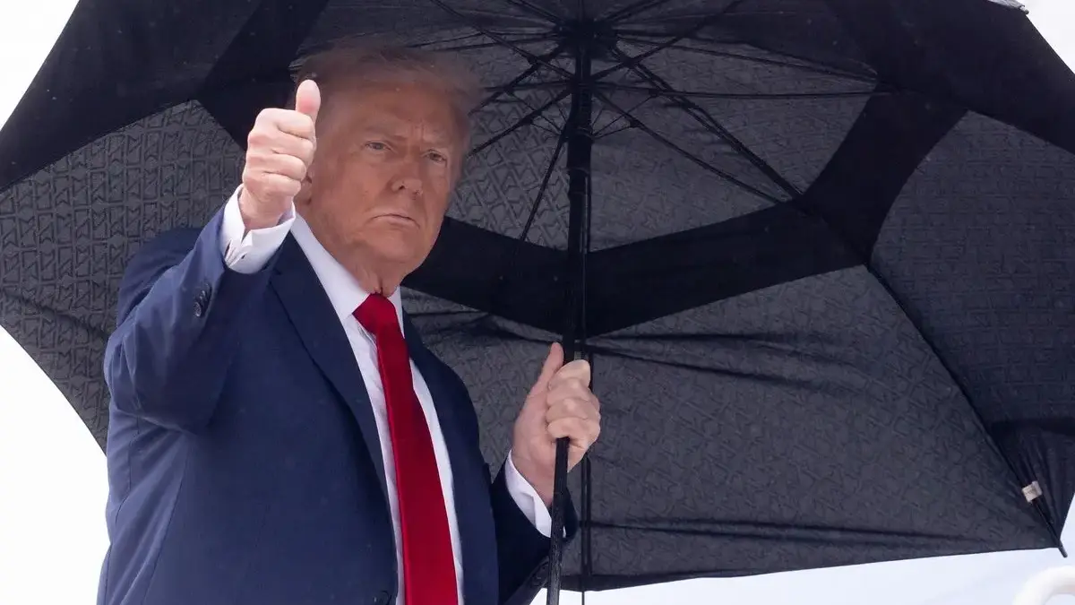 Pernyataan Trump Kukuhkan Posisi Indonesia di Panggung Diplomasi Global Presiden Amerika Serikat Donald Trump mengacungkan jempol sambil membawa payung saat akan menaiki pesawat kepr