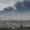 Asap membubung dari bagian utara Gaza pada 7 Oktober 2025, saat beberapa negara sedang bahas rencana perdamaia