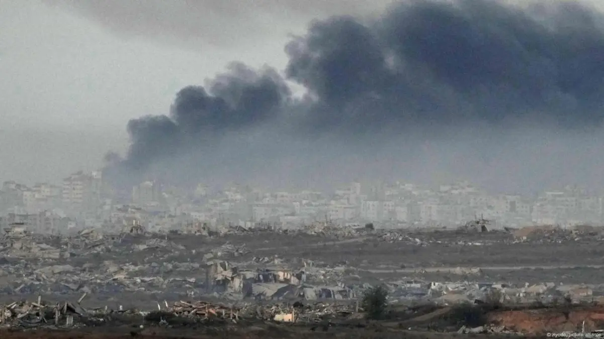 Apa Hasil Pertemuan Qatar, Turki, Hamas dan Israel di Mesir? Asap membubung dari bagian utara Gaza pada 7 Oktober 2025, saat beberapa negara sedang bahas rencana perdamaia