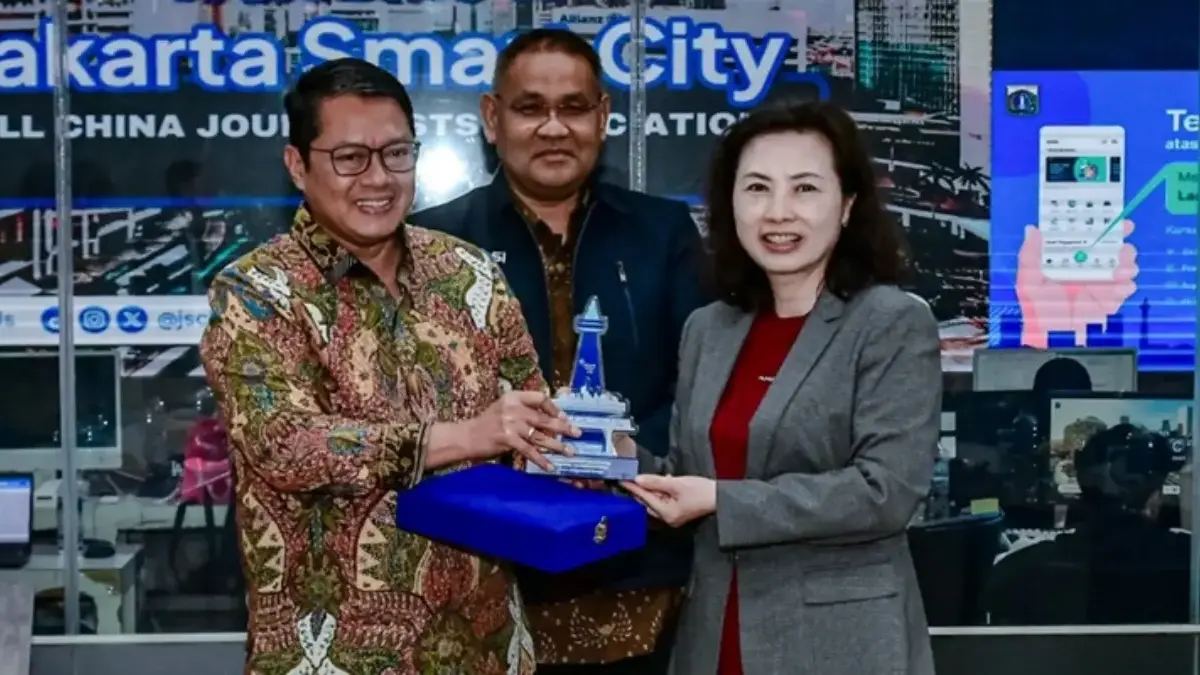 Kepala Dinas Komunikasi, Informatika, dan Statistik (Kominfotik) Provinsi DKI Jakarta, Budi Awaluddin bersama