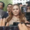 Selebgram Lisa Mariana Presley Zulkandar (tengah) didampingi kuasa hukum tiba untuk menjalani pemeriksaan seba