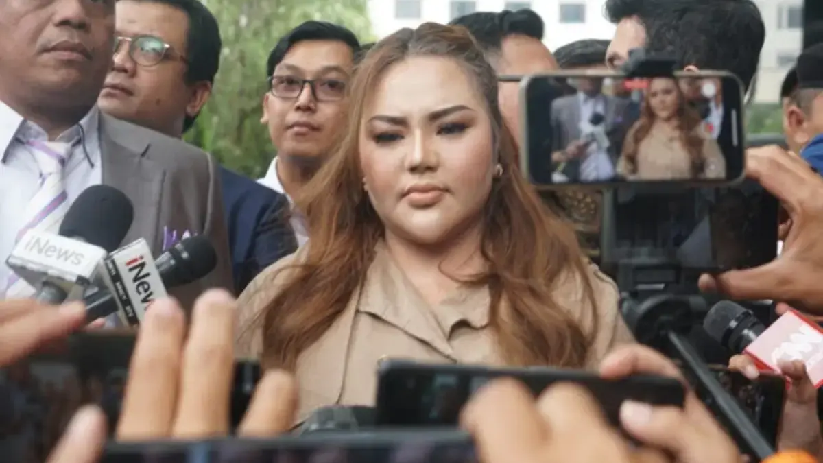 Selebgram Lisa Mariana Presley Zulkandar (tengah) didampingi kuasa hukum tiba untuk menjalani pemeriksaan seba