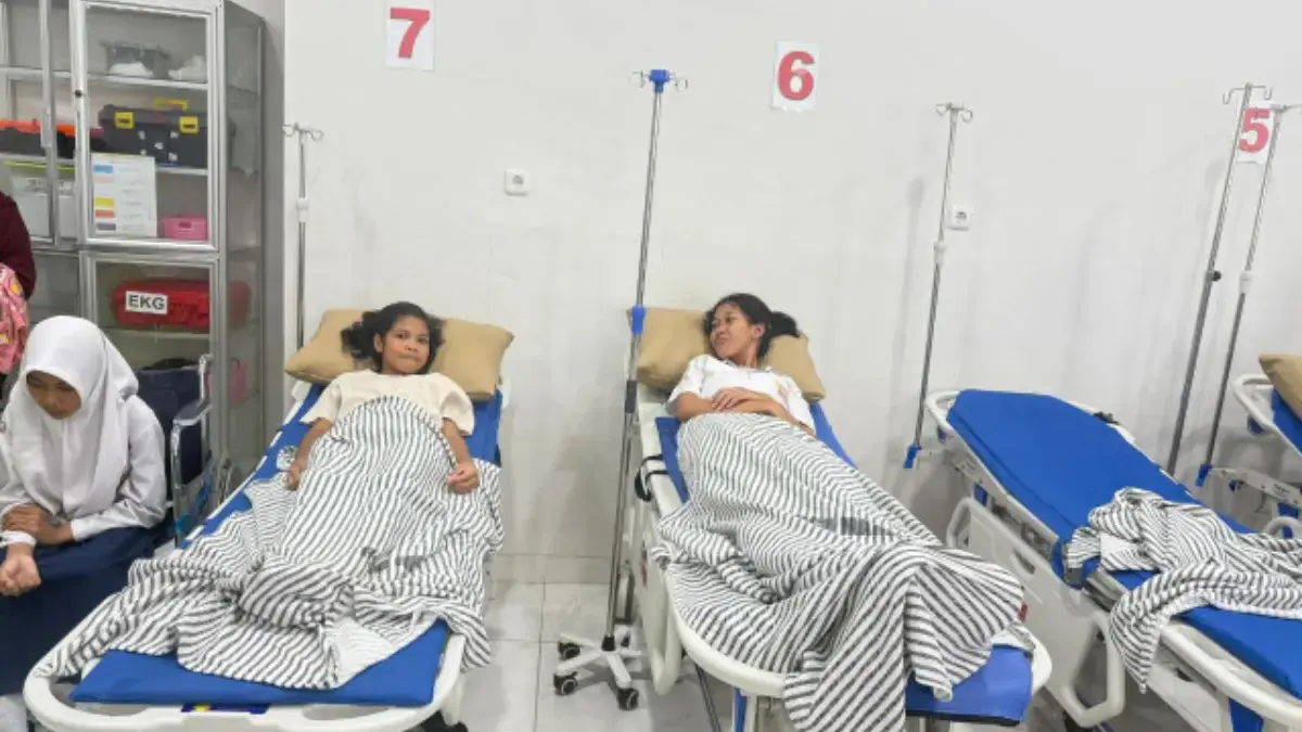 Penanganan Medis Siswa/siswi SMPN 8 Kota Kupang Yang mengalami Racunan di RSU Mamami