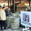 Presiden Prabowo Subianto meninjau smelter timah Barang Rampasan Negara, di Smelter PT Tinindo Internusa, Pang