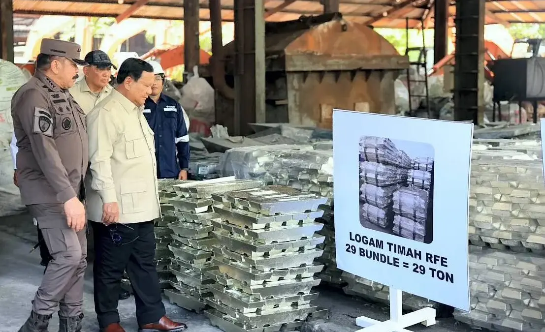 Presiden Prabowo Subianto meninjau smelter timah Barang Rampasan Negara, di Smelter PT Tinindo Internusa, Pang