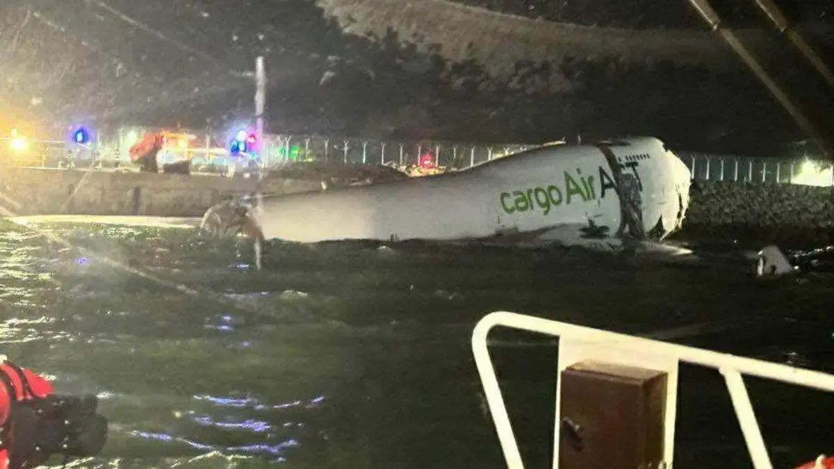 Sebuah foto yang diunggah oleh AirNavRadar menunjukkan sebuah pesawat Boeing 747 yang sebagian tenggelam, deng