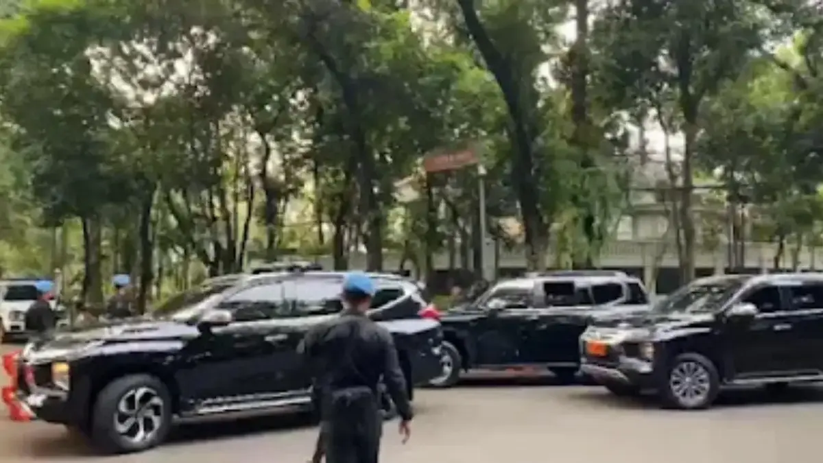 Suasana saat Presiden Republik Indonesia Prabowo Subianto memanggil sejumlah menteri Kabinet Merah Putih di Ja