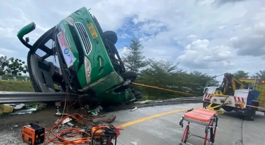 Kecelakaan maut bus yang membawa rombongan FKK Kelurahan Bendan Ngisor, Kota Semarang, terguling di Exit Tol G