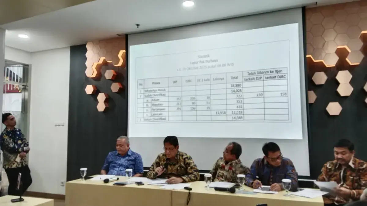 Menkeu Purbaya Yudhi Sadewa (kanan kedua) berencana merekrut hacker profesional untuk menguji keamanan sistem