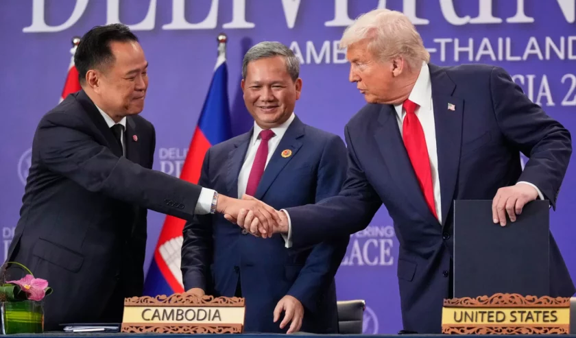 Anutin Charnvirakul Perdana Menteri Thailand (kiri) berjabat tangan dengan Donald Trump Presiden AS usai menan