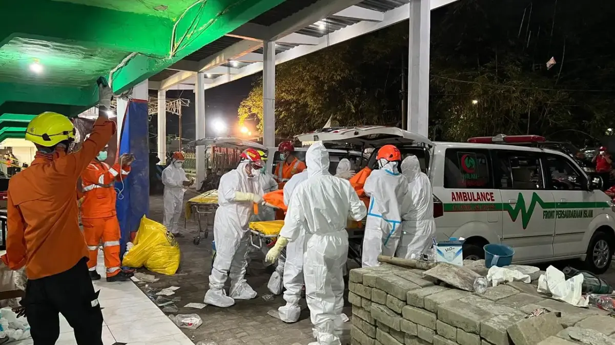 Tim SAR gabungan memasukkan kantong berisi jenazah korban runtuhnya musala Pondok Pesantren Al Khoziny, Budura