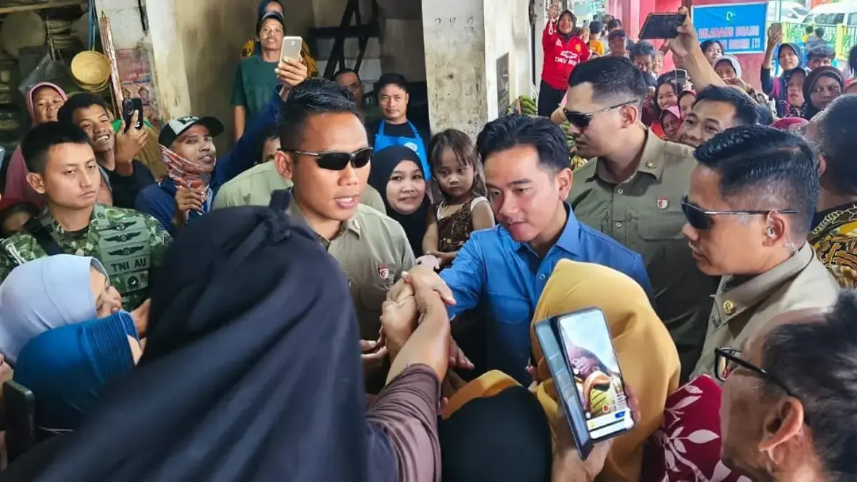 Wakil Presiden Republik Indonesia, Gibran Rakabuming Raka, meninjau aktivitas di Pasar Induk Jagasatru, Kota C