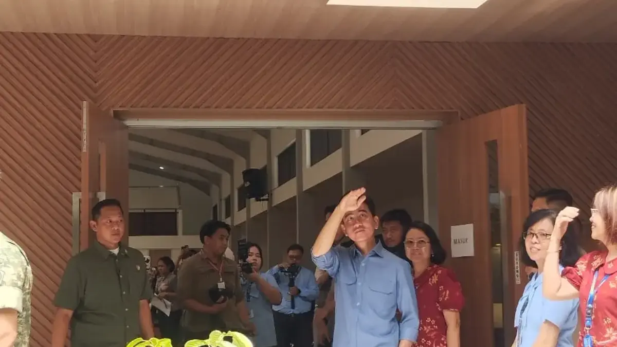 Wakil Presiden (Wapres) RI Gibran Rakabuming Raka meninjau pelaksanaan program cek kesehatan gratis bagi siswa