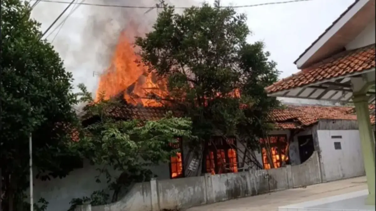 Rumah di Palimanan Cirebon Terbakar, Warga dengan Keterbelakangan Mental Tewas, Diduga Korban Sedang Tidur Kebakaran rumah di Cirebon, seorang pria berkebutuhan khusus jadi korban.