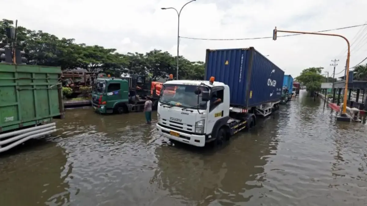Sejumlah truk melintas jalan Kaligawe Raya yang terendam banjir di Kota Semarang, Jawa Tengah, Rabu (29/10). (