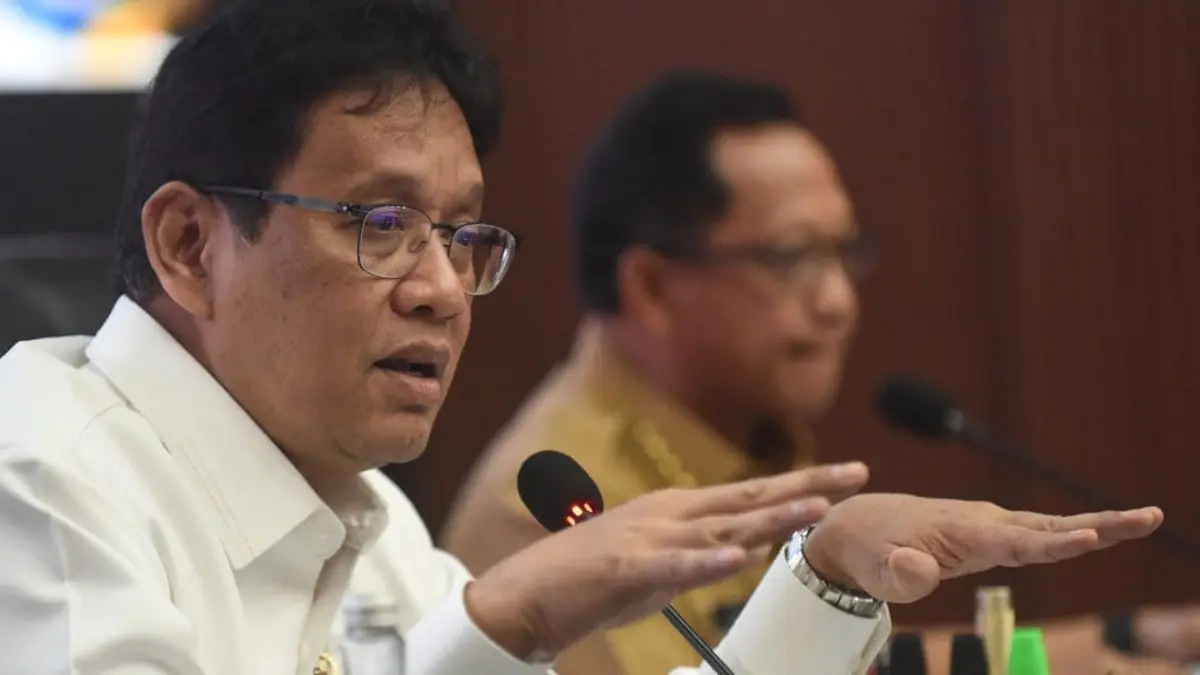 Menteri Keuangan Purbaya Yudhi Sadewa (kiri) bersama Menteri Dalam Negeri Tito Karnavian (kanan) memimpin Rapa