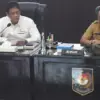 Menteri Dalam Negeri Tito Karnavian (kanan) bersama Menteri Keuangan Purbaya Yudhi Sadewa (kiri) memimpin Rapa
