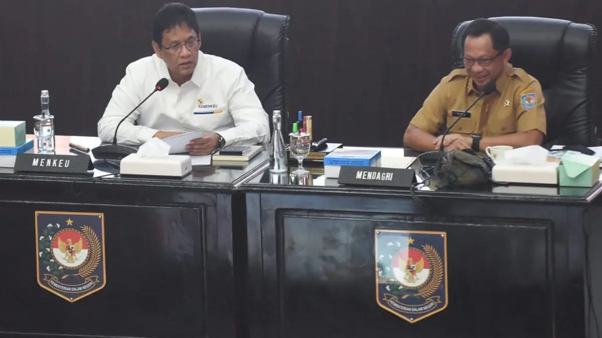 Menteri Dalam Negeri Tito Karnavian (kanan) bersama Menteri Keuangan Purbaya Yudhi Sadewa (kiri) memimpin Rapa