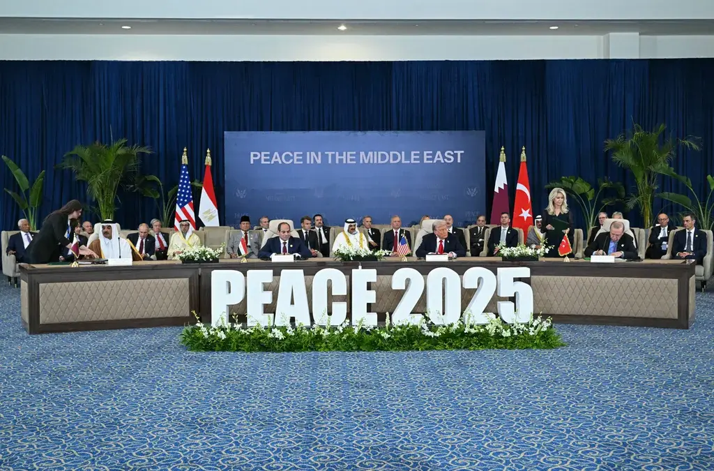 Perjanjian Damai Gaza: Perdamaian Timur Tengah Tanpa Kemerdekaan Palestina di Mesir Presiden Amerika Serikat Donald Trump (tengah-kanan) dan Presiden Mesir Abdel Fatah el-Sisi (tengah kiri) mena